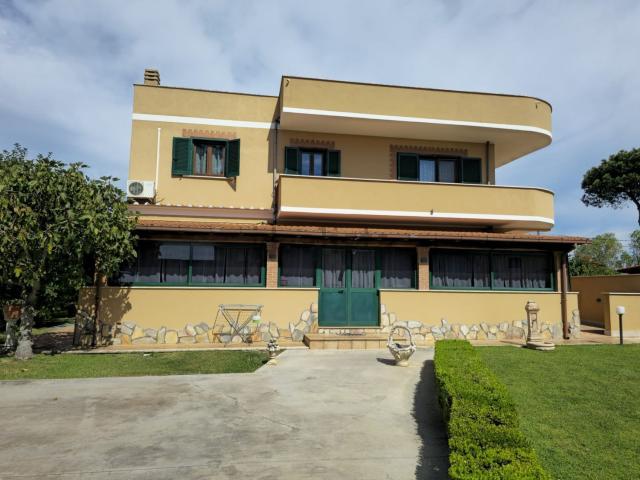 Case e ville in vendita di 300 m² in Via Lago di Carezza, 23