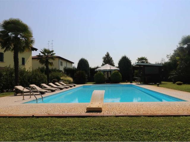 Case e ville in vendita di 300 m² in Via Lametta, 186