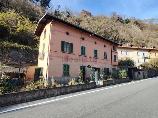 Case e ville in vendita di 300 m² in Via Luigi Folonari