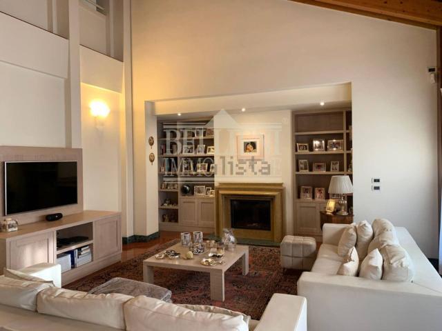 Case e ville in vendita di 300 m² in Via Luino