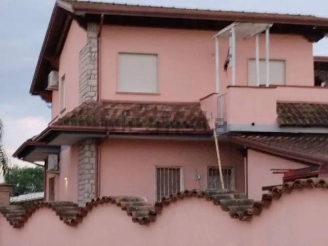 Case e ville in vendita di 300 m² in Via Lungo Sisto