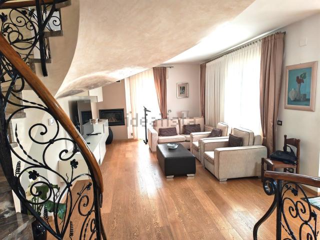 Case e ville in vendita di 300 m² in Via Lusore