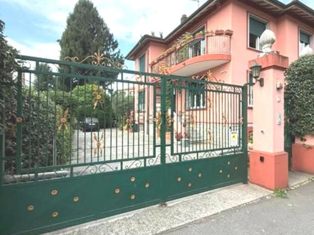 Case e ville in vendita di 300 m² in Via Lussemburgo