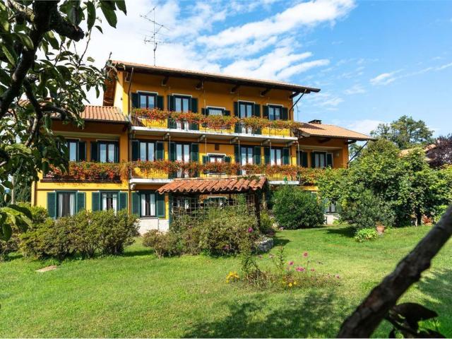 Case e ville in vendita di 300 m² in Via Mottarone, 26
