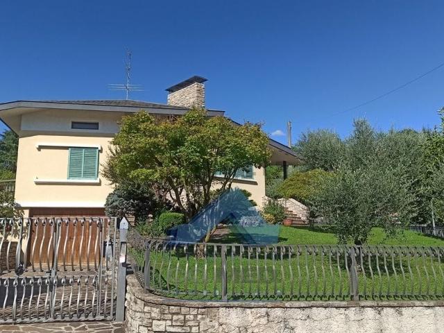 Case e ville in vendita di 300 m² in Via Monsignor Giovanni Biava, 13