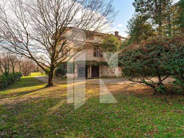 Case e ville in vendita di 300 m² in Via Monte Lonato, 5