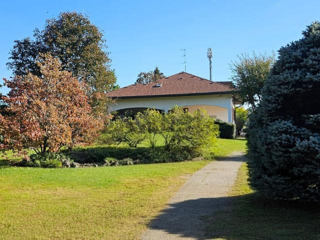 Case e ville in vendita di 300 m² in Via Monte Rosa