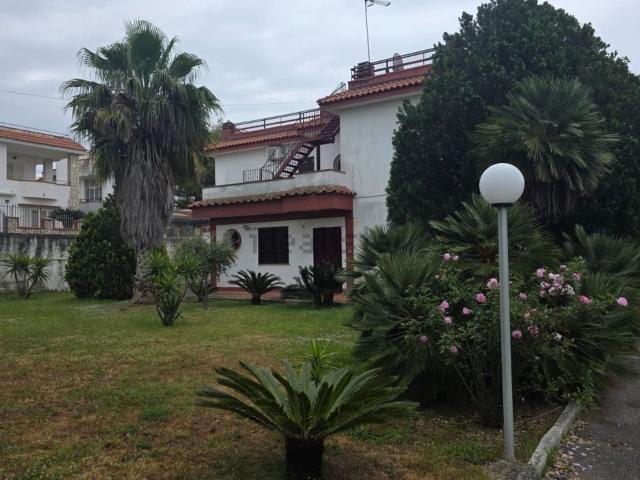 Case e ville in vendita di 300 m² in Via Montenuovo Licola Patria, 122