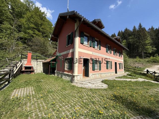Case e ville in vendita di 300 m² in Via Magnaboschi