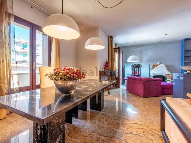 Case e ville in vendita di 300 m² in Via Manzoni