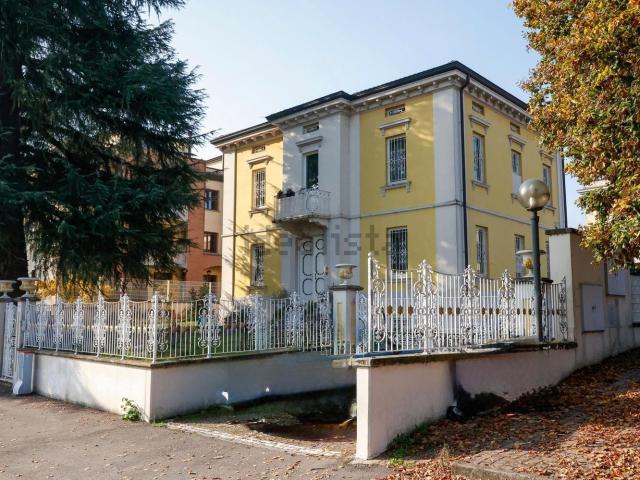 Case e ville in vendita di 300 m² in Via Marna, 18