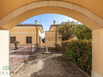Case e ville in vendita di 300 m² in Via Martiri di Pizzocalvo, 109
