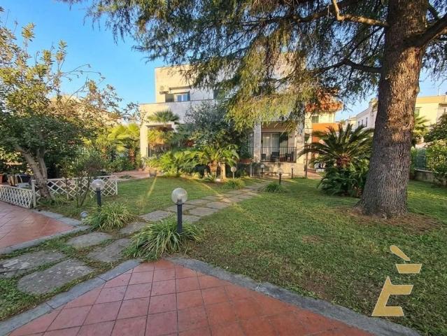 Case e ville in vendita di 300 m² in Via Masseria Vecchia, 108
