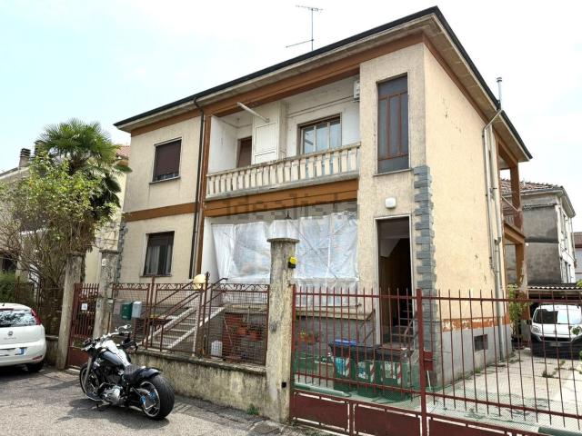 Case e ville in vendita di 300 m² in Via Milano, 49