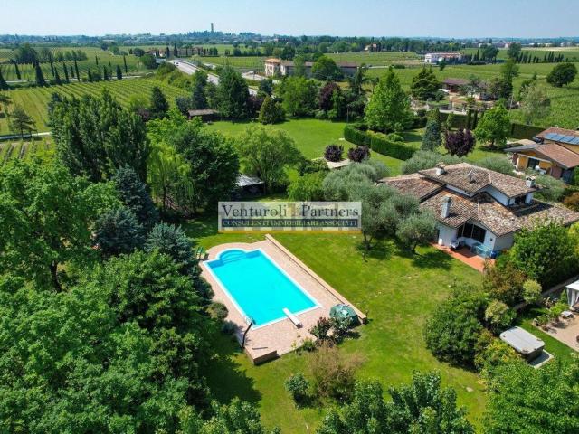 Case e ville in vendita di 300 m² in Via N. Dal Pra
