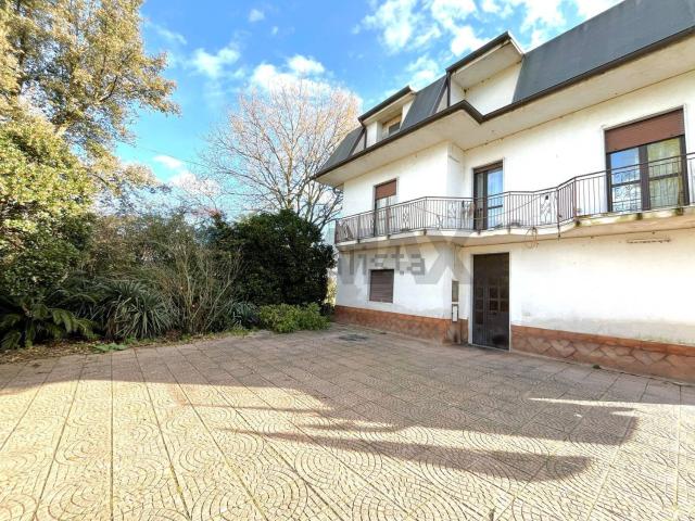 Case e ville in vendita di 300 m² in Via Nocelle, 42