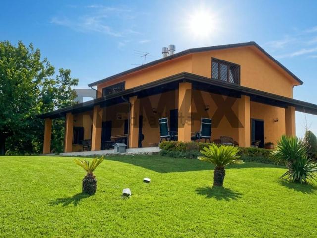 Case e ville in vendita di 300 m² in Via Nuticci