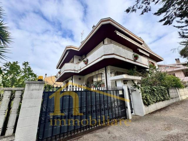 Case e ville in vendita di 300 m² in Via Sagittario, 4