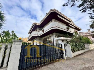 Case e ville in vendita di 300 m² in Via Sagittario, 4