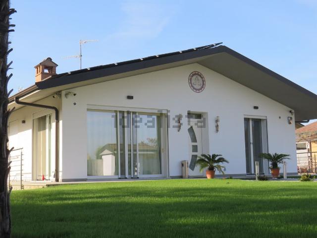 Case e ville in vendita di 300 m² in Via Salvador Allende