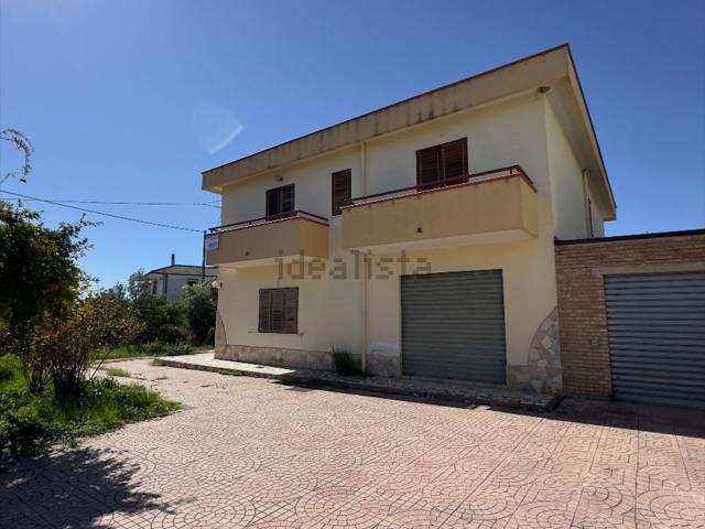 Case e ville in vendita di 300 m² in Via Santa Lucia