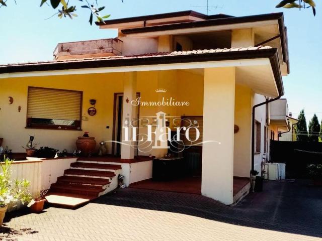 Case e ville in vendita di 300 m² in Via Sarzanese Nord, 132