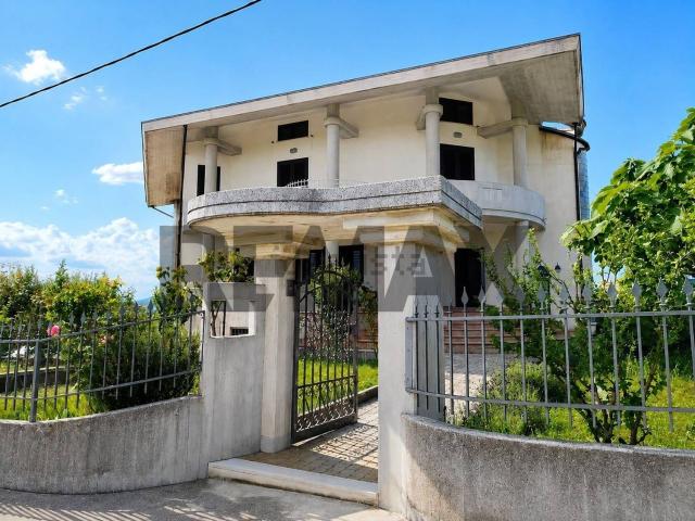 Case e ville in vendita di 300 m² in Via Selvafranca