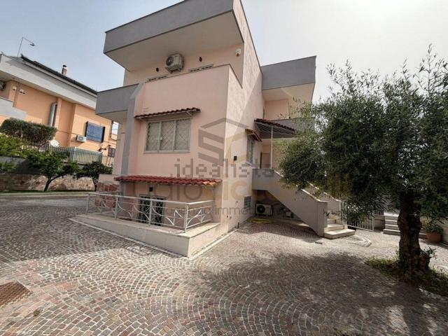 Case e ville in vendita di 300 m² in Via Staffetta