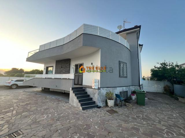 Case e ville in vendita di 300 m² in Via Pomigliano