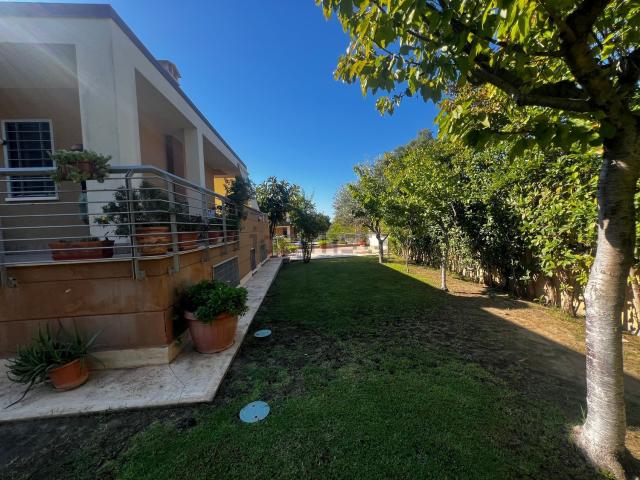 Case e ville in vendita di 300 m² in Via Portuense, 866