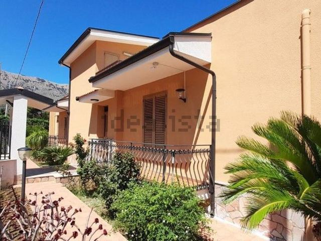 Case e ville in vendita di 300 m² in Via Passo D&apos Acqua