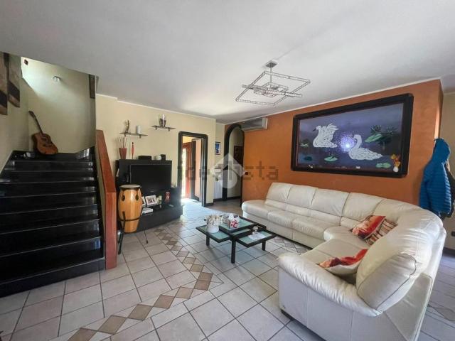 Case e ville in vendita di 300 m² in Via Per Nola, 66
