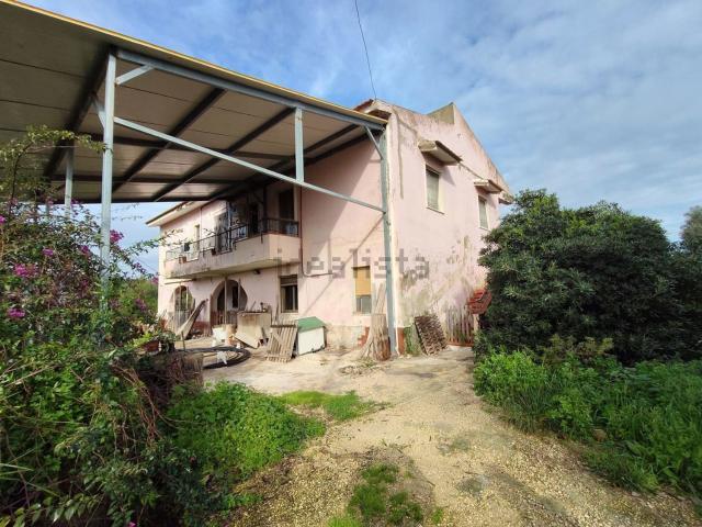 Case e ville in vendita di 300 m² in Via Pergusa, 8