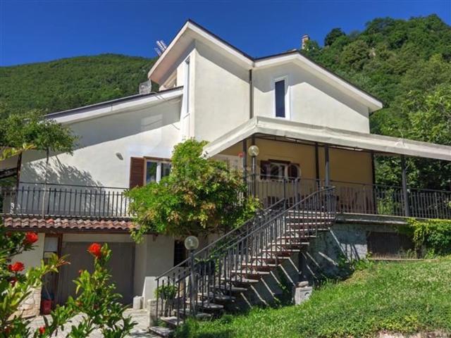 Case e ville in vendita di 300 m² in Via Piè di Greccio