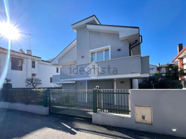 Case e ville in vendita di 300 m² in Via Piovese, 272
