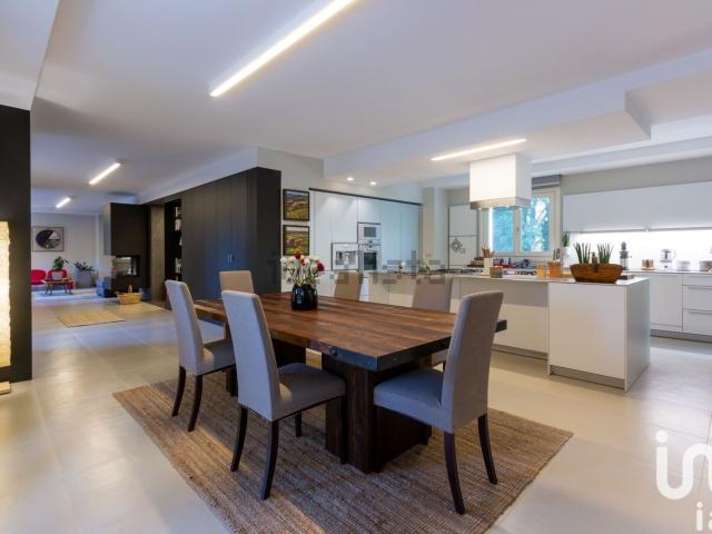 Case e ville in vendita di 300 m² in Via Pralungo