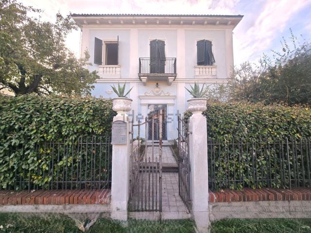 Case e ville in vendita di 300 m² in Via Roma