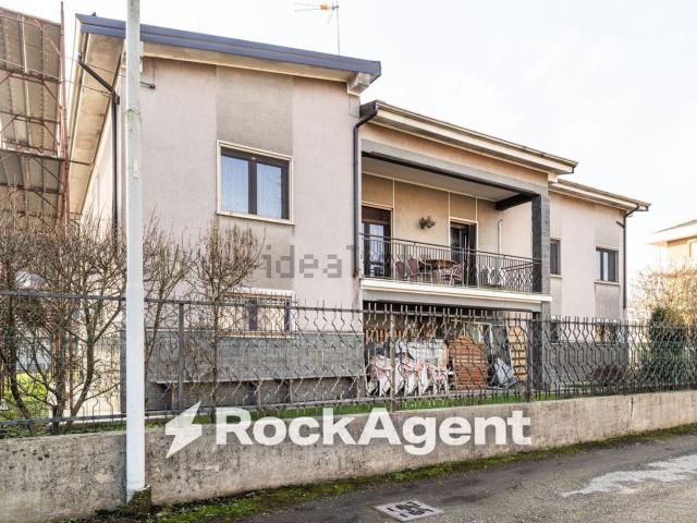 Case e ville in vendita di 300 m² in Via Raitè