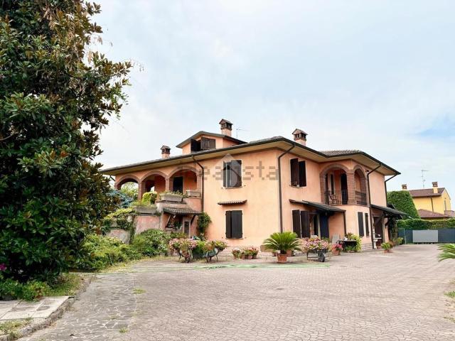 Case e ville in vendita di 300 m² in Via Ruggeri, 44