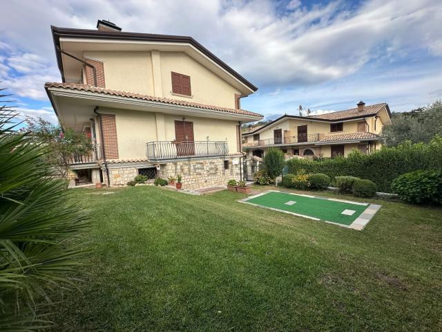 Case e ville in vendita di 300 m² in Via Torone