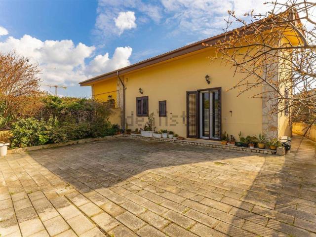 Case e ville in vendita di 300 m² in Via Tortona