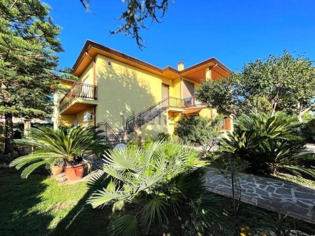 Case e ville in vendita di 300 m² in Via Toscana, 16