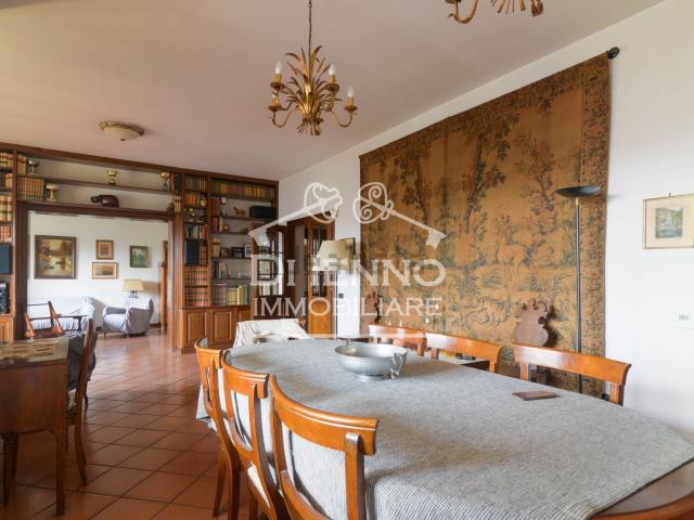 Case e ville in vendita di 300 m² in Località Colleromano, 60