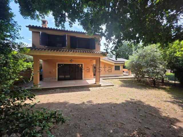 Villetta indipendente in vendita di 310 m² in Via Tiberina, 9