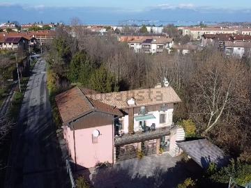 Case e ville in vendita di 300 m² in Via Ugo Foscolo
