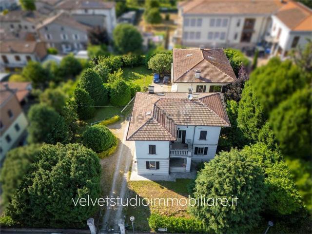 Case e ville in vendita di 300 m² in Via Volturno