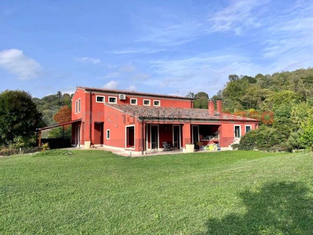 Case e ville in vendita di 300 m² in Via Valle, 50