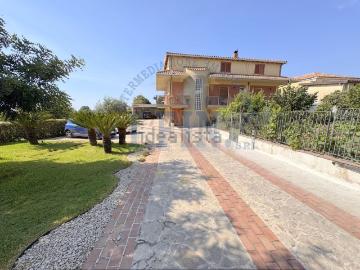 Case e ville in vendita di 300 m² in Via Vallelunga