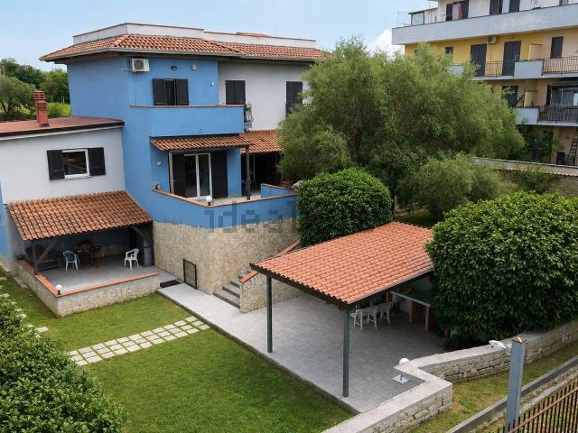 Case e ville in vendita di 300 m² in Via Vicinale Grotta dell&apos Olmo, 54