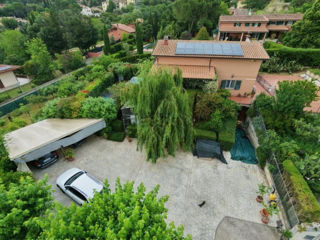 Case e ville in vendita di 300 m² in Via Vulci